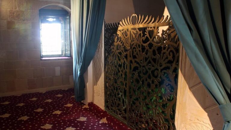 Τούρκο με βρετανικό διαβατήριο αναζητούν οι αρχές για τον κλεμμένο μανδύα