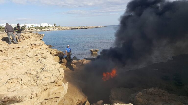 Πρωταράς: Έκαψαν κουφάρι αγελάδας, βάζοντας για προσάναμμα ελαστικά (ΦΩΤΟ)