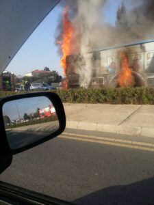 Η στιγμή που το λεωφορείο στη Λακατάμεια τυλίγεται στις φλόγες (ΒΙΝΤΕΟ)