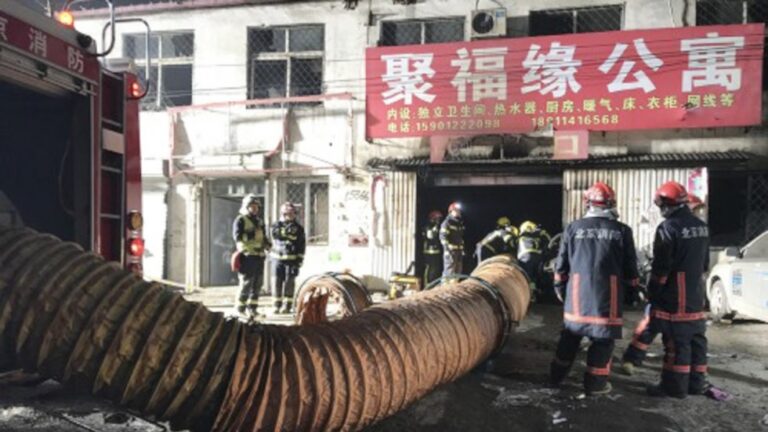 Τραγικός ο απολογισμός της πυρκαγιάς σε οίκημα στο Πεκίνο