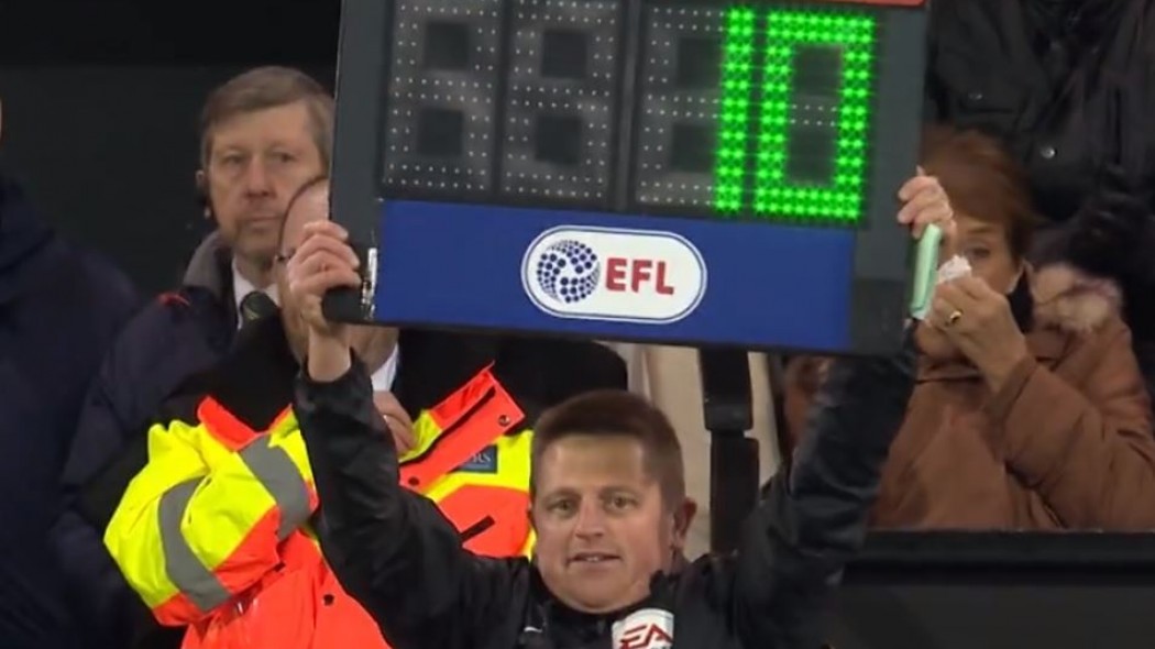 Έγινε και αυτό: Από οπαδός… βοηθός διαιτητή (ΒΙΝΤΕΟ)