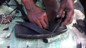 Φτιάχνει παπούτσια από χρησιμοποιημένα ελαστικά μοτοσυκλέτας