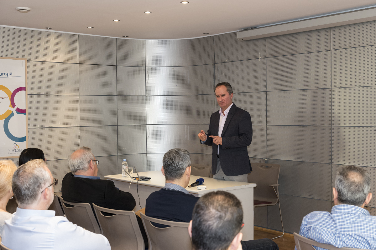 Προεκλογική εκστρατεία: Σε ρυθμούς τριμερούς, υποψήφιοι και επιτελεία (ΒΙΝΤΕΟ)