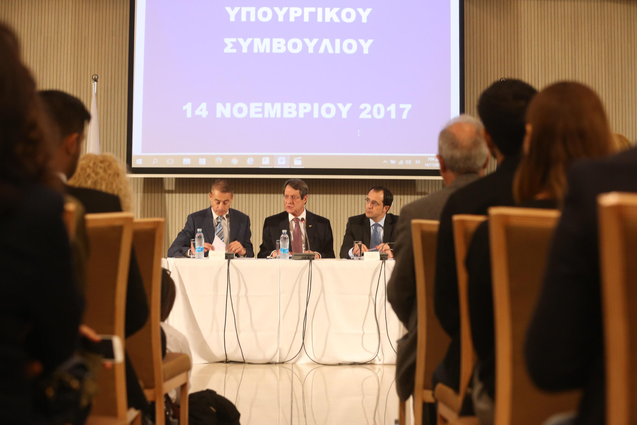 Πρόεδρος: Δεν ξεπεράστηκαν τα προβλήματα της οικονομίας ειδικά για τους νέους