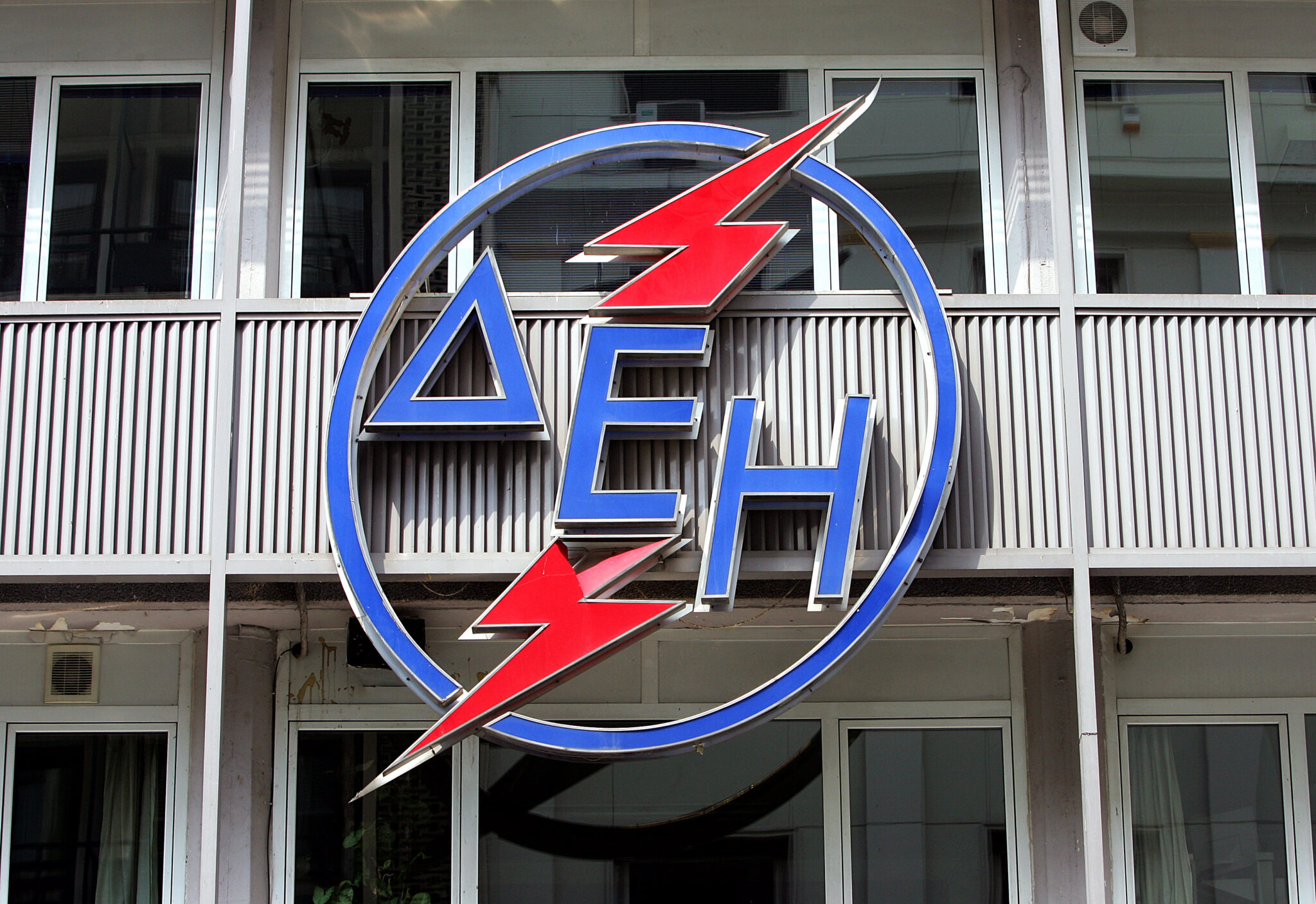 Παράβλεψαν την κατοχή και εμπορία ναρκωτικών για να διοριστεί στη ΔΕΗ