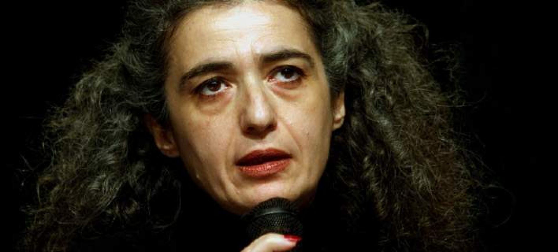 Διασωληνωμένη η δικηγόρος που τραυματίστηκε από φωτοβολίδα στα Εξάρχεια (ΒΙΝΤΕΟ)