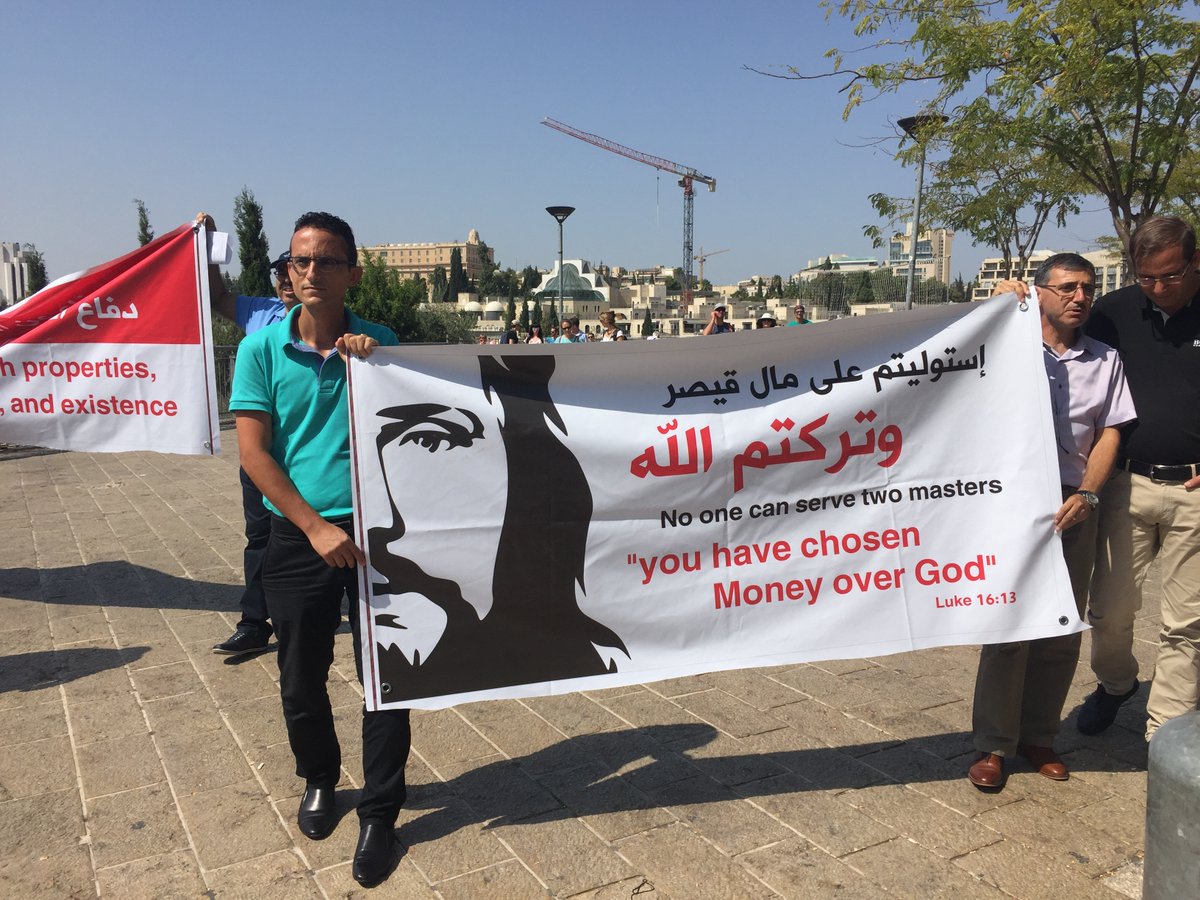 Δεκάδες Άραβες Χριστιανοί προπηλάκισαν τον Πατριάρχη Ιεροσολύμων