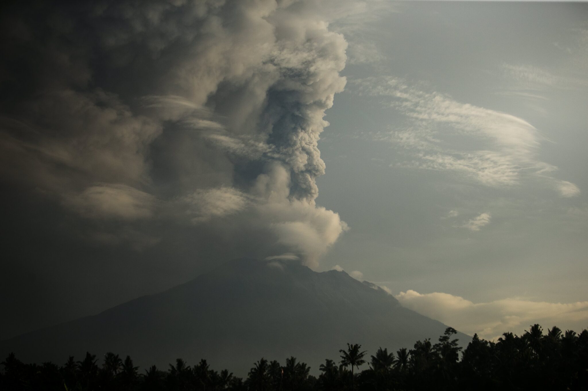 Εντείνονται οι ανησυχίες για την έκρηξη του ηφαιστείου Αgung (ΦΩΤΟ)