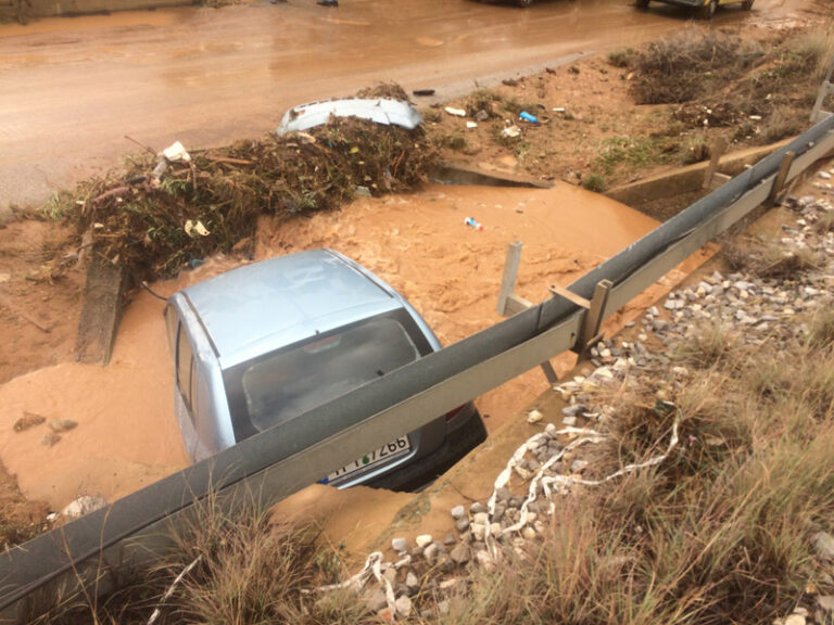 Πέντε νεκροί στη Μάνδρα Αττικής από την κακοκαιρία και τις πλημμύρες