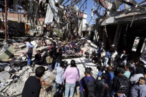 Βομβάρδισαν το Υπουργείο Άμυνας της Υεμένης