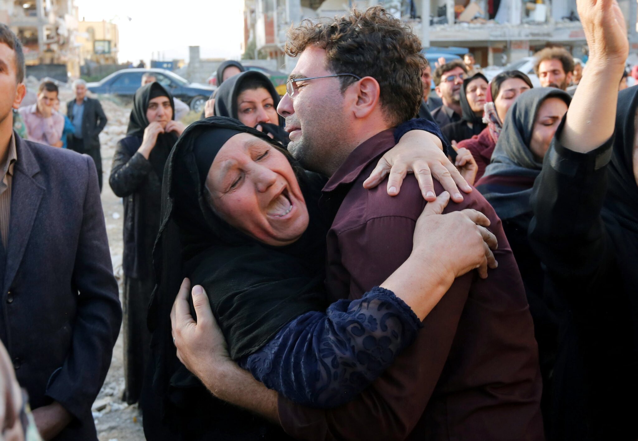 Χιλιάδες τα θύματα του Εγκέλαδου, που χτύπησε στα σύνορα του Ιράν-Ιράκ (ΦΩΤΟ)