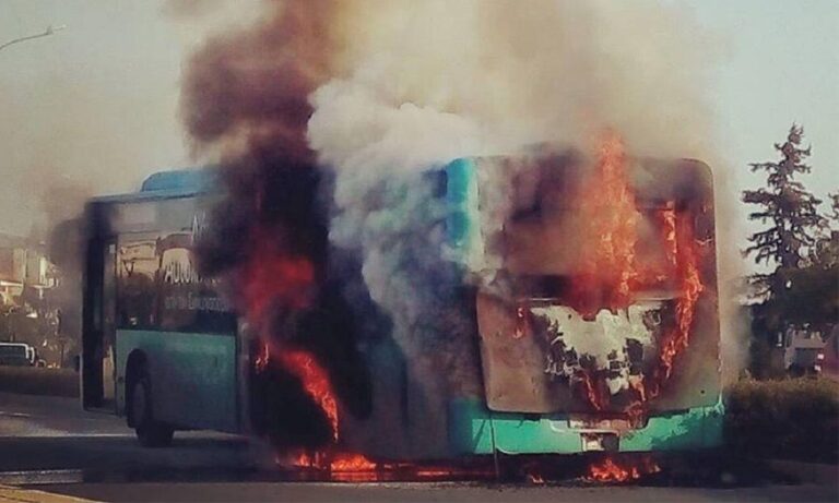 Στις φλόγες τυλίχθηκε λεωφορείο στην Λακατάμεια, ενώ κινείτο (ΦΩΤΟ+ΒΙΝΤΕΟ)