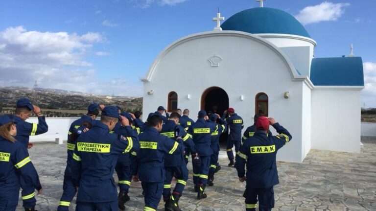 Το “σιωπηλό μάθημα” των νέων πυροσβεστών στη ναυτική βάση του Μαρί (ΒΙΝΤΕΟ)