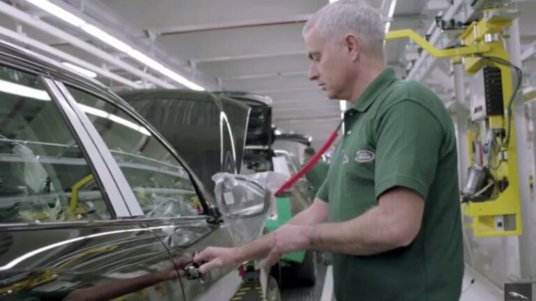 O Moυρίνιο για μια ημέρα υπεύθυνος σε εργοστάσιο αυτοκινήτων ! (ΒΙΝΤΕΟ)