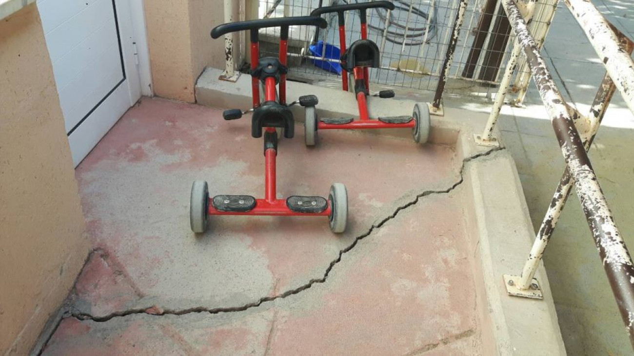 Πέφτουν οι σοβάδες απο το νηπιαγωγείο των Αγίων Ομολογητών (ΒΙΝΤΕΟ)