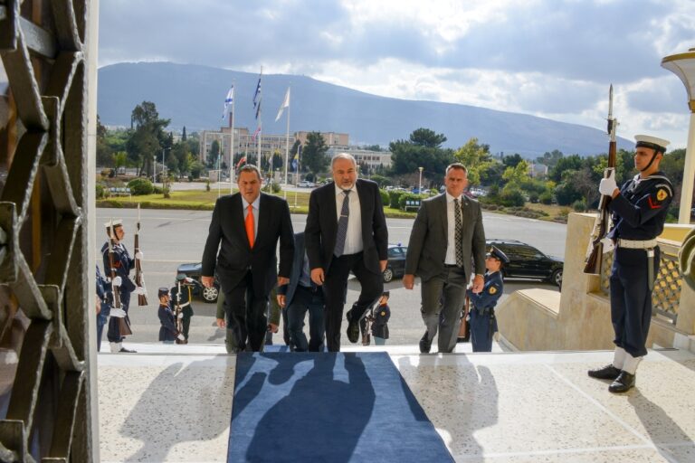 Πρώτη τριμερής συνάντηση Κύπρου-Ελλάδας-Ισραήλ για θέματα άμυνας (BINTEO)