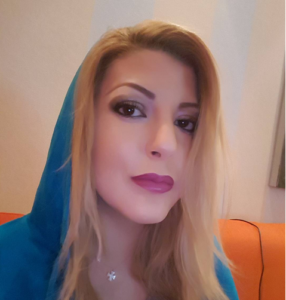 H Όλγα Κιουρτσάκη έκανε το μεγάλο βήμα και έβαψε τα μαλλιά της…. μπλε