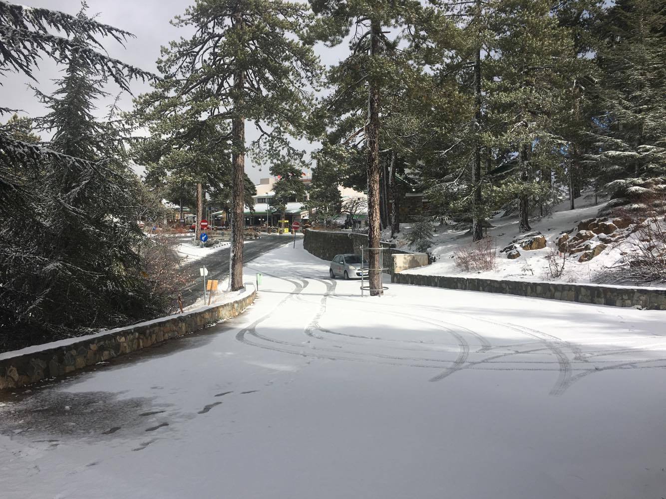 Τα χιόνια και τα ψώνια, λίγες ώρες πριν τα Χριστούγεννα (ΒΙΝΤΕΟ)