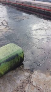 Λιμανάκι Αγίας Νάπας: Καλυμμένο με μηχανέλαια το πλακόστρωτο (ΦΩΤΟ)