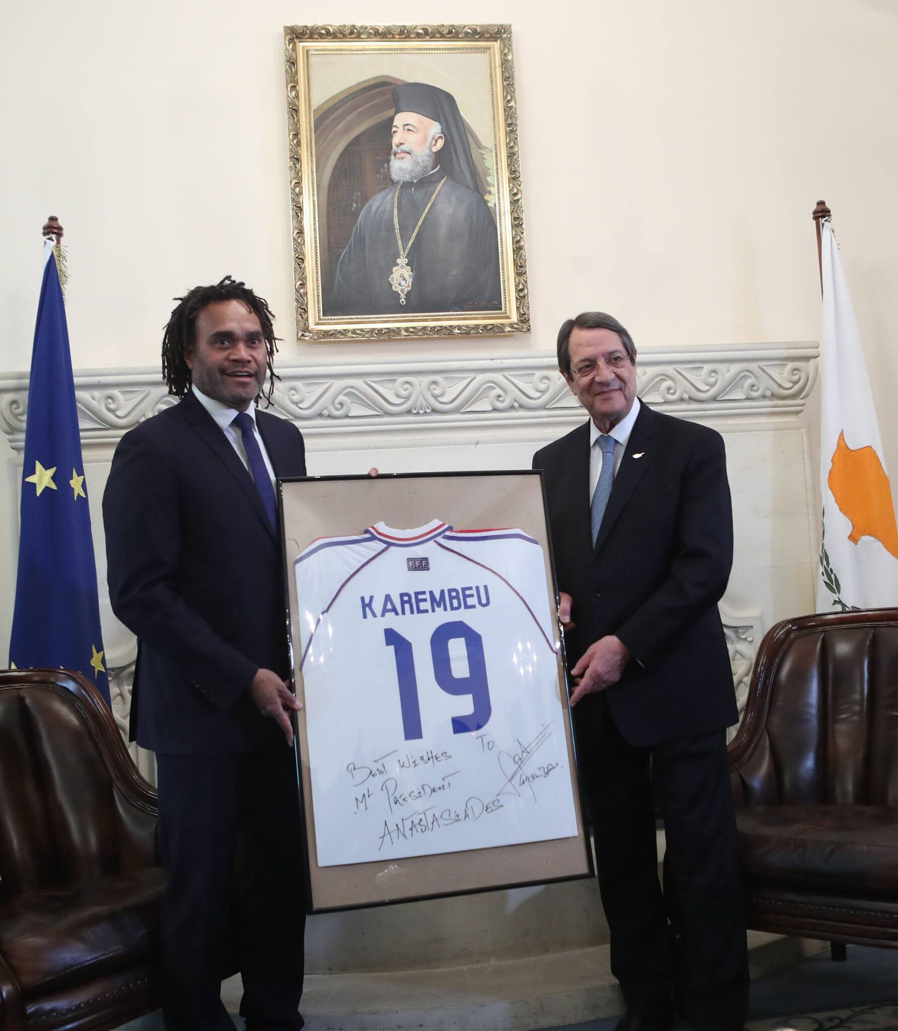 Υπέβαλλε υποψηφιότητα και μετά… τόκκα με Καρεμπέ ο ΠτΔ (ΦΩΤΟΣ)