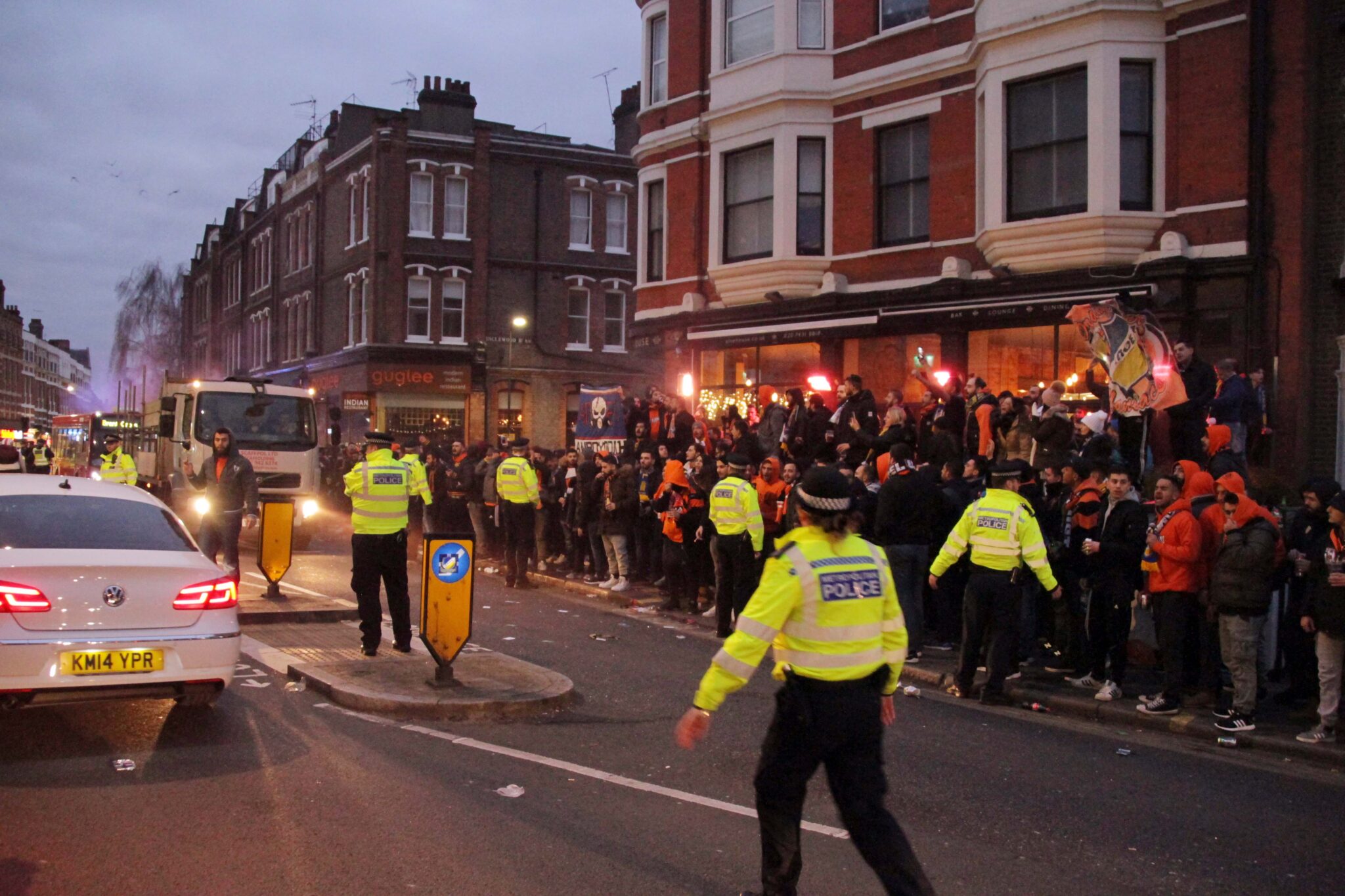Έκαναν το Λονδίνο "πορτοκαλί" οι οπαδοί του ΑΠΟΕΛ (ΒΙΝΤΕΟ)
