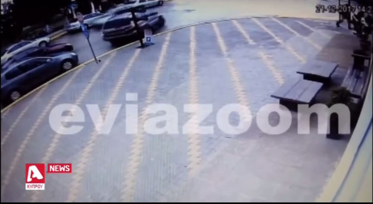 Η στιγμή που όχημα πέφτει σε κατάστημα στην Ελλάδα (ΒΙΝΤΕΟ)