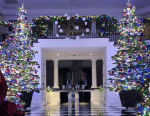 Όχι ένα, ούτε δύο, αλλά τέσσερα τεράστια δέντρα στόλισαν οι Kardashians