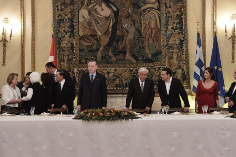 Σε εξέλιξη το επίσημο δείπνο προς τιμήν του ζεύγους Ερντογάν