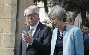 Κρίσιμη συνάντηση Γιούνκερ – Μέι στις Βρυξέλλες