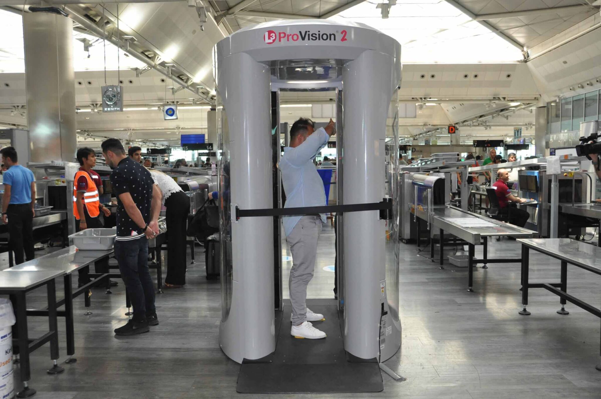 Σε τρία δευτερόλεπτα, ο σωματικός ελέγχος στο αεροδρόμιο Λάρνακας