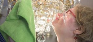 "Παράτησα τους άντρες για να κάνω σεξ με φαντάσματα" -"Αρραβωνιάστηκα πολυέλαιο"