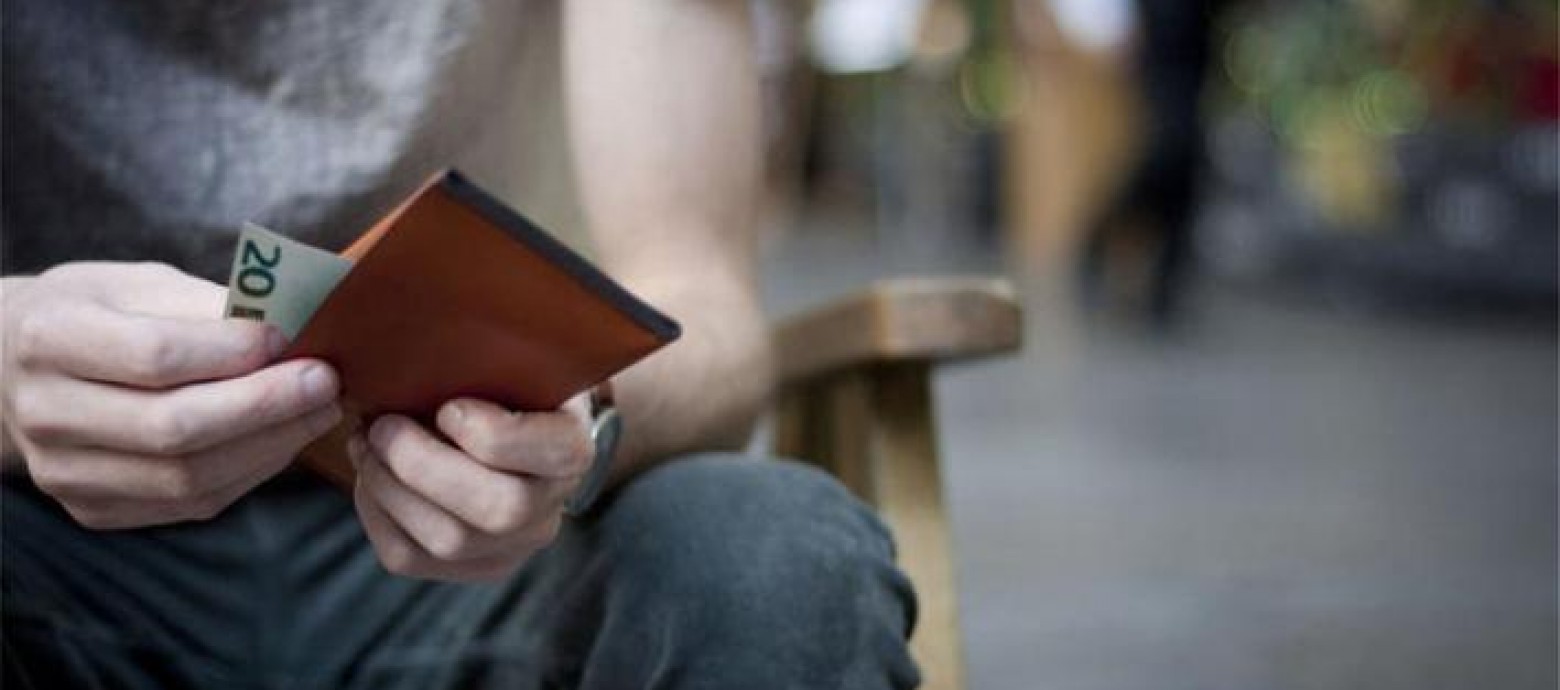 Επισκέφθηκε τη γιαγιά της και της έκλεψε 800 ευρώ