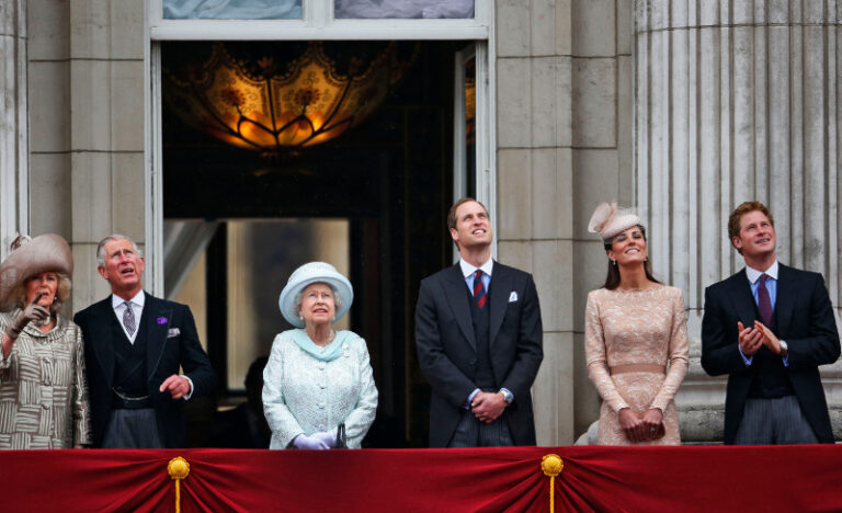 Έβγαλαν τα "μαχαίρια" στο Παλάτι-Ο Κάρολος,οι διάδοχοι και η ρήξη για το..στέμμα