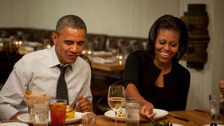 Μισέλ Ομπάμα:Απόλαυσε το ελληνικό σουβλάκι και το αποθέωσε με τον καλύτερο τρόπο