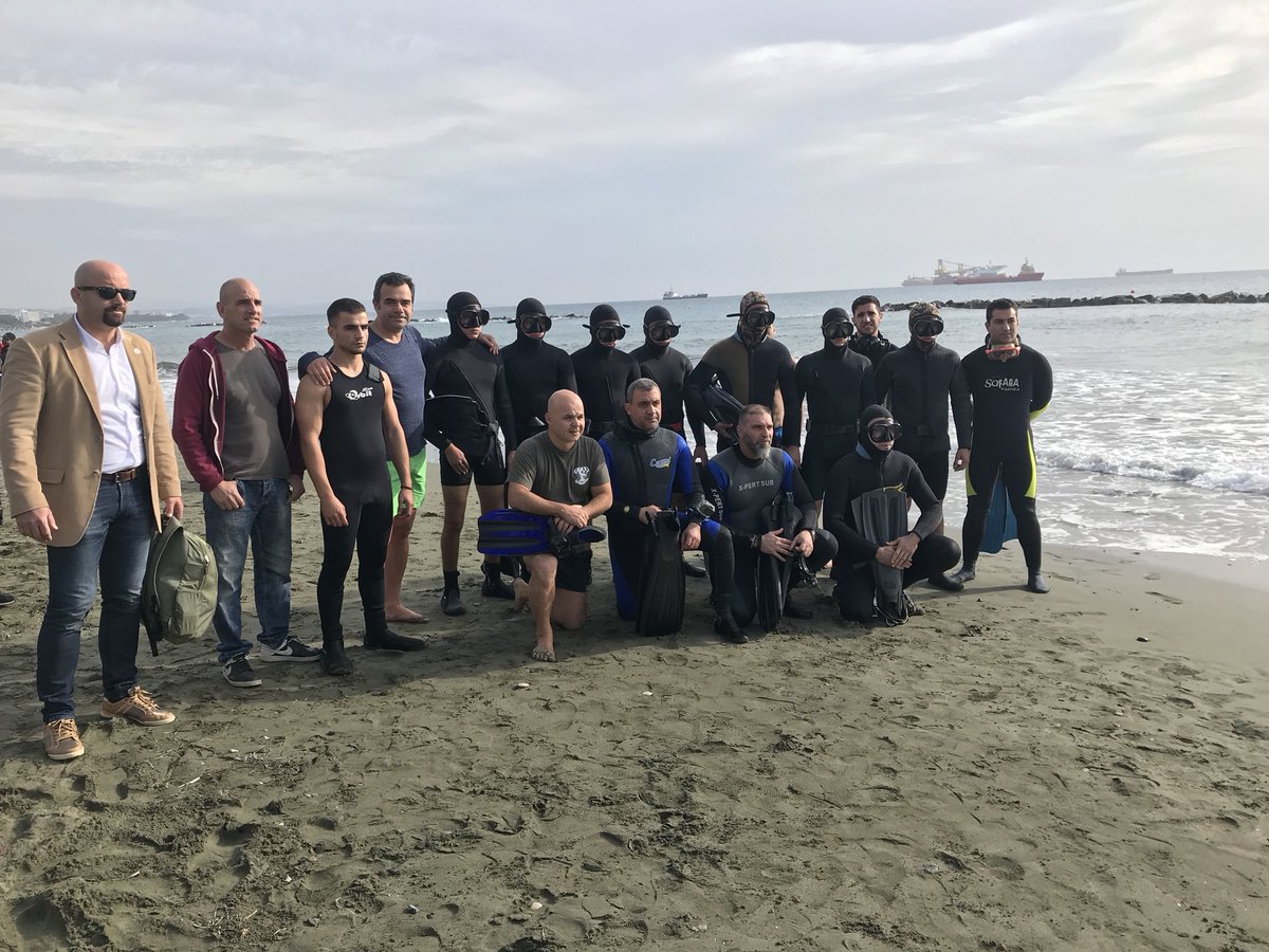 Βούτηξαν στα παγωμένα νερά της Λεμεσού για φιλανθρωπικό σκοπό (BINTEO)