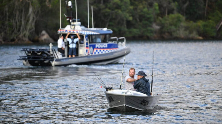 Οκτώ νεκροί και δεκατρείς αγνοούμενοι από το ναυάγιο στην Ινδονησία