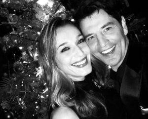 Ρουβάς-Ζυγούλη: Δείτε τα τρία παιδιά τους να ανοίγουν τα δώρα του Άγιου Βασίλη