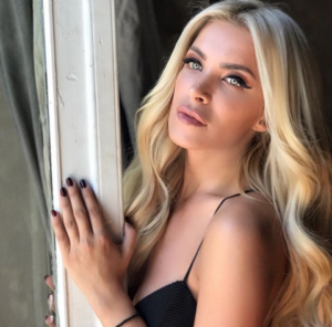 Kατερίνα Καινούργιου:Οι αυστηροί της γονείς και η "τυπική" σχέση μεταξύ τους