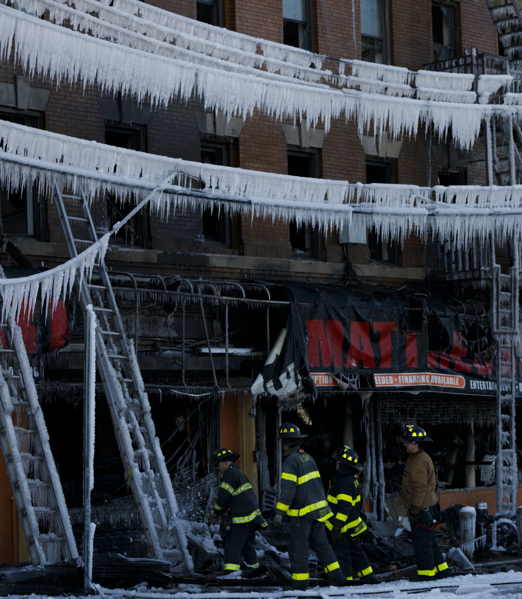 Δεκαέξι τραυματίες από πυρκαγιά σε τετραώροφο κτίριο στη Νέα Υόρκη