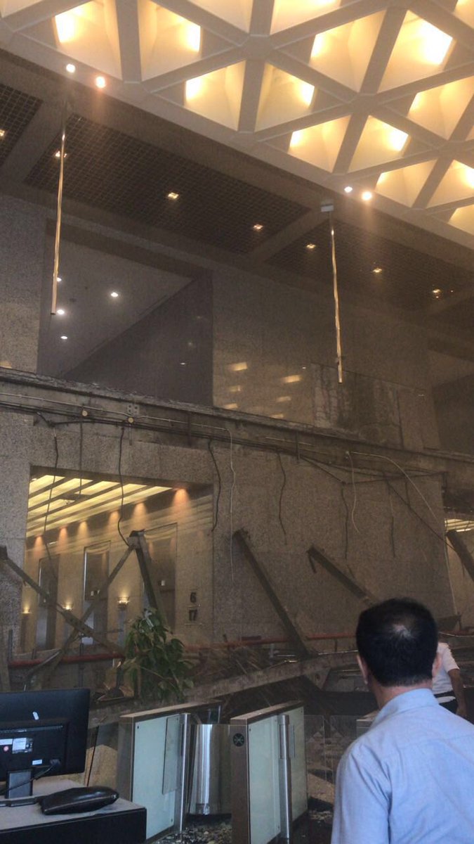 Ινδονησία: Φόβοι για νεκρούς μετά από κατάρρευση ορόφου στο χρηματιστήριο (ΦΩΤΟ)