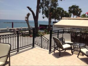 Αναζητούν τα αίτια θανάτου του 47χρονου άστεγου, που ξεψύχησε έξω απο ξενοδοχείο