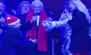 Πρόταση γάμου στην Πλατεία Αριστοτέλους την ώρα που άλλαζε ο χρόνος