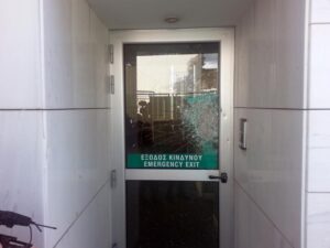 Χειροπέδες σε δύο πρόσωπα για την απόπειρα ληστείας σε τράπεζα στην Πάφο (ΦΩΤΟ)