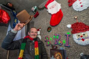 Ο άστεγος που βρήκε τον τρόπο να περάσει όσο πιο καλά γίνεται τις γιορτές