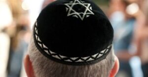 Γαλλία: Ένας 8χρονος που φορούσε κιπά δέχτηκε επίθεση από δύο εφήβους