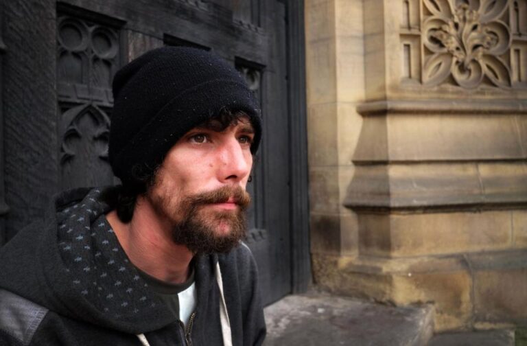 Άστεγος "ήρωας" βοήθησε θύματα τρομοκρατικής επίθεσης και τα λήστεψε