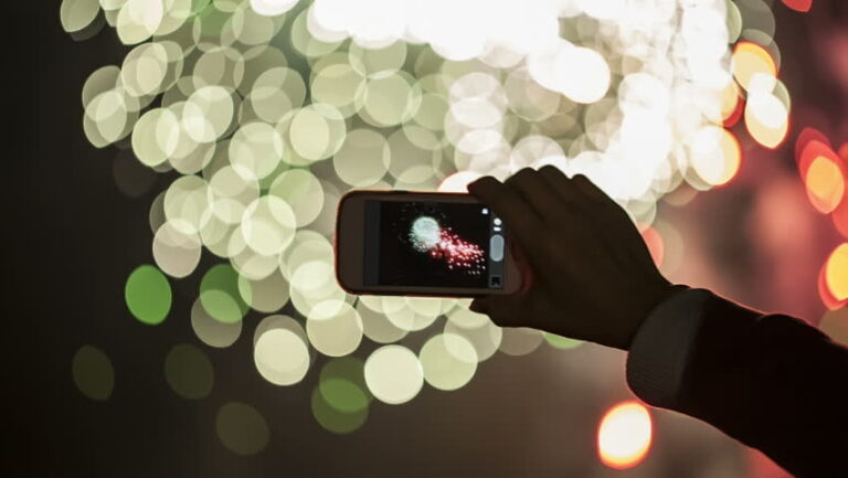 Βγήκε να φωτογραφίσει τα βεγγαλικά και της πυροβόλησαν το κινητό