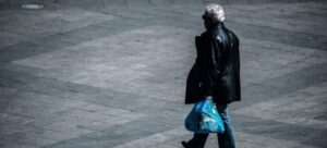 Λεμεσός: Περιφερόταν στους δρόμους της πόλης, με σακούλα γεμάτη κλοπιμαία