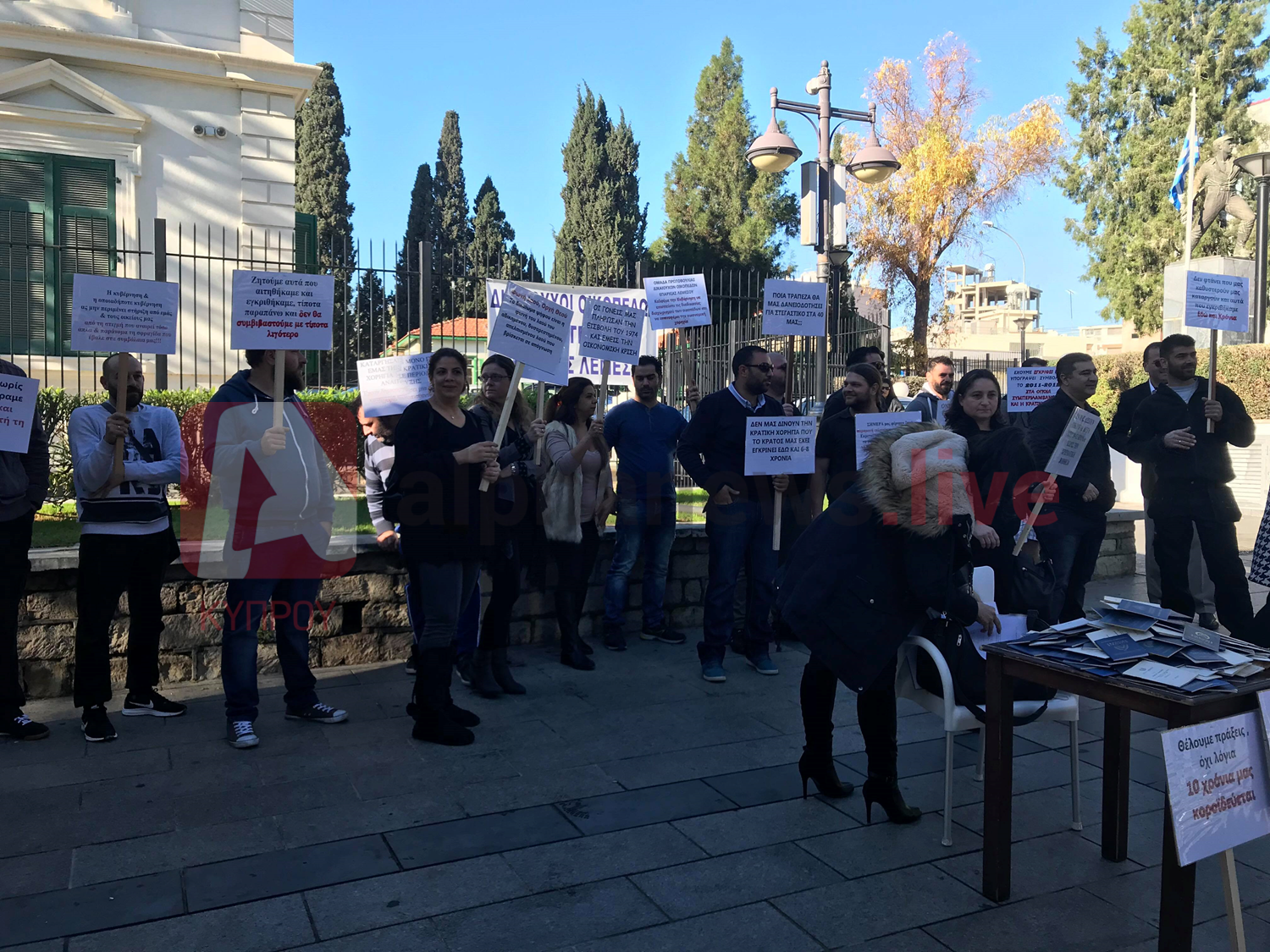 Παρέδωσαν τα εκλογικά τους βιβλιάρια οι δικαιούχοι οικοπέδων αυτοστέγασης (ΦΩΤΟ)