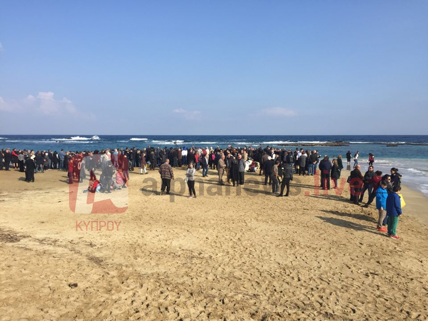 Πλήθος πιστών στον ιερό Ναό του Αγίου Γεωργίου Εξορινού (BINTEO)